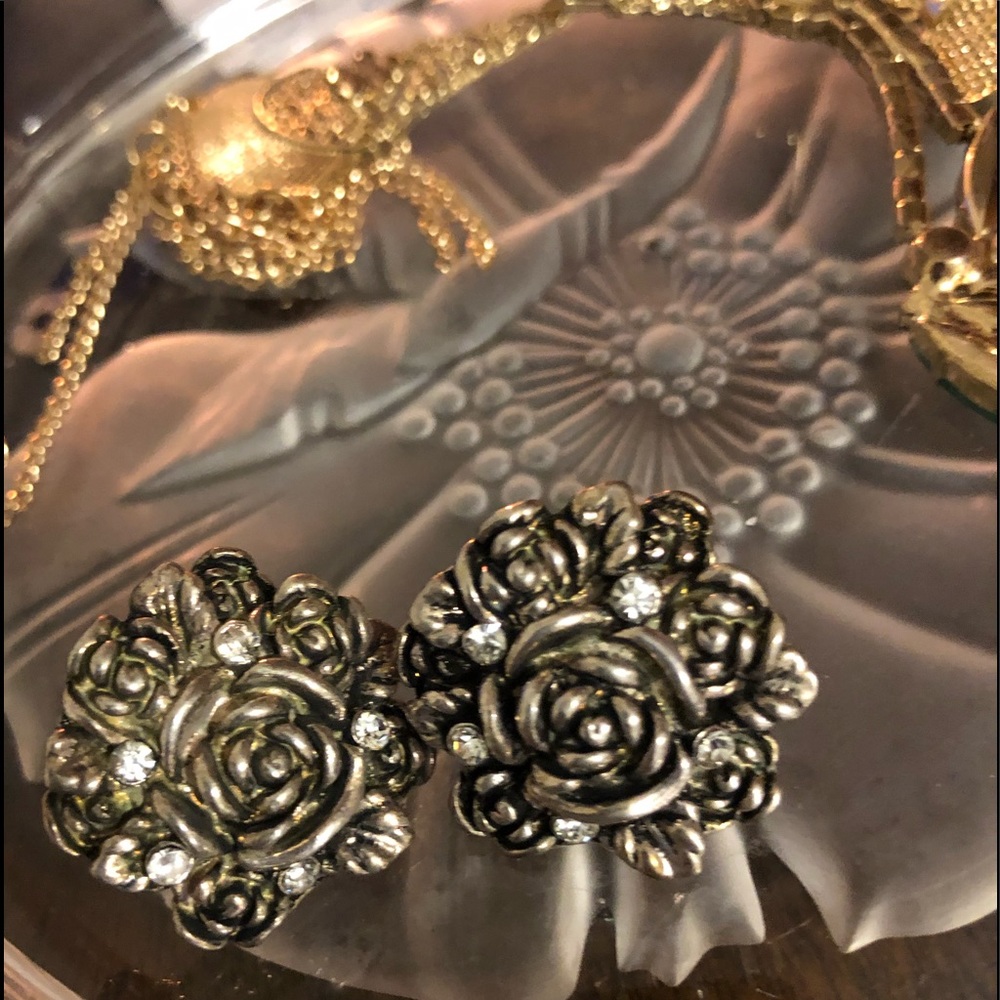 🖤🤍🖤Gorgeous Silver Open Rose Studs, w/Cubic Z🌼 - Picture 5 of 8